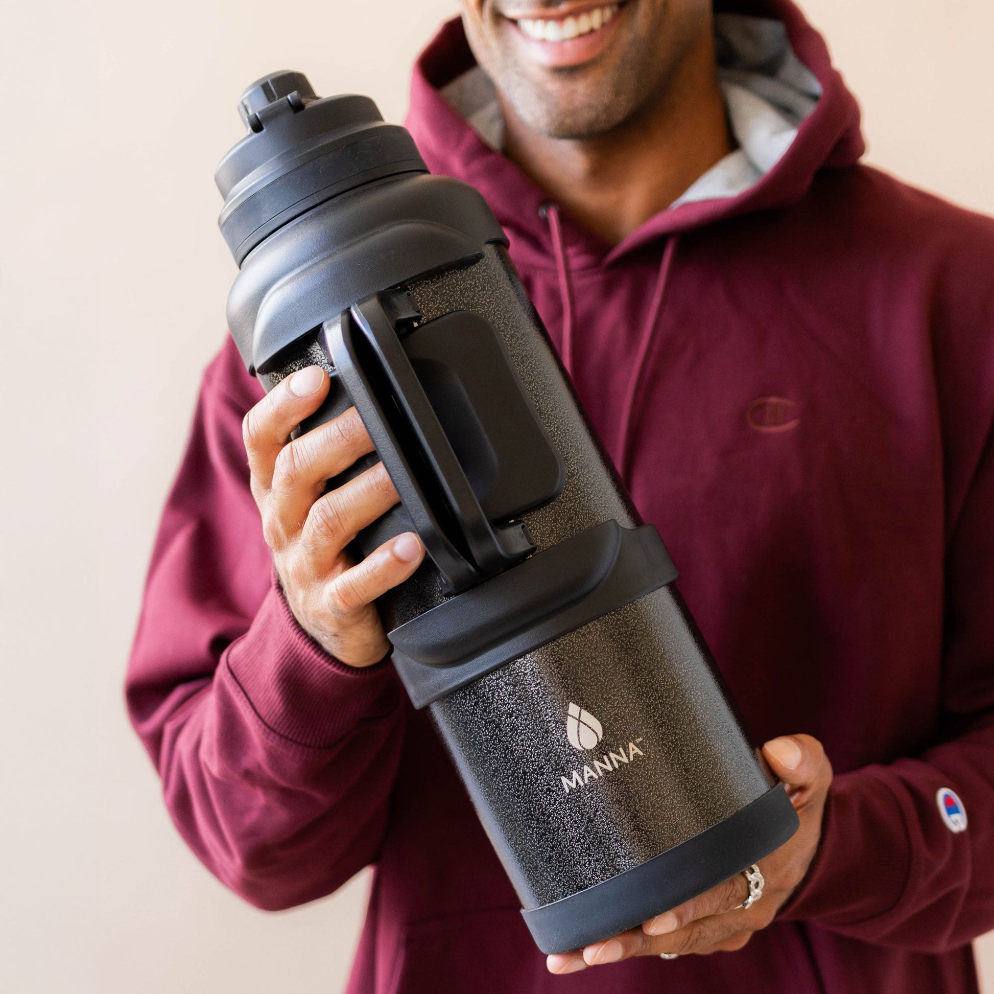 4l-titan-bottle-135-oz-r4 5Manna_Website_Lifestyles-29.jpg